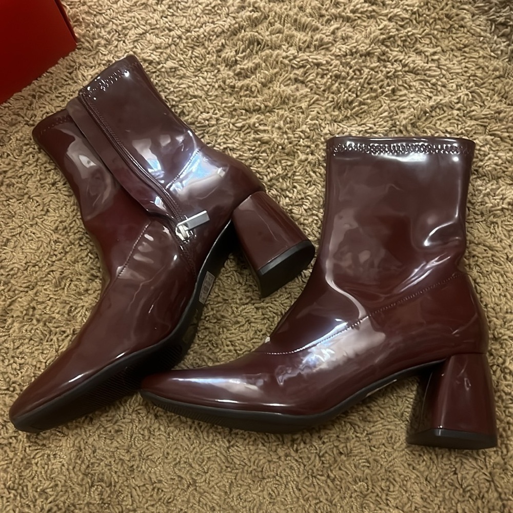 🌺 🌻 Rich chocolate brown patent leather booties